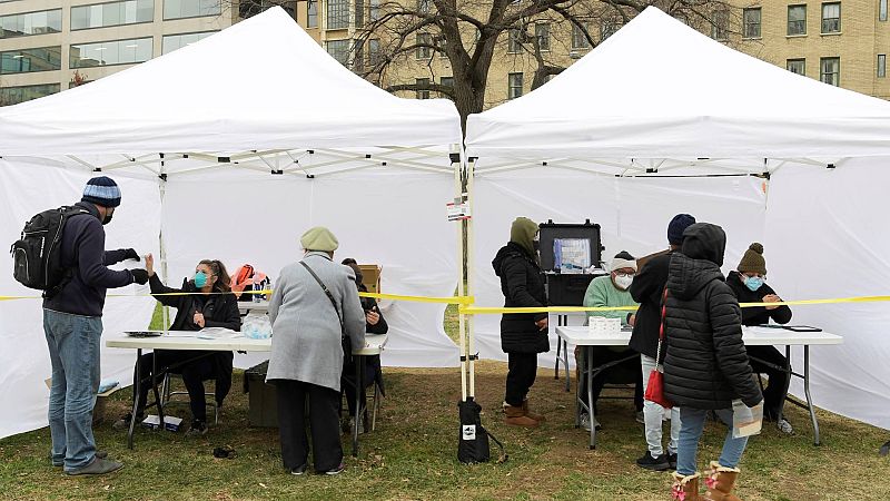 Trabajadores del Laboratorio CORP en coordinación con el Departamento de Salud del Distrito de Columbia realiza pruebas gratis de PCR COVID-19 a la población en EE.UU.