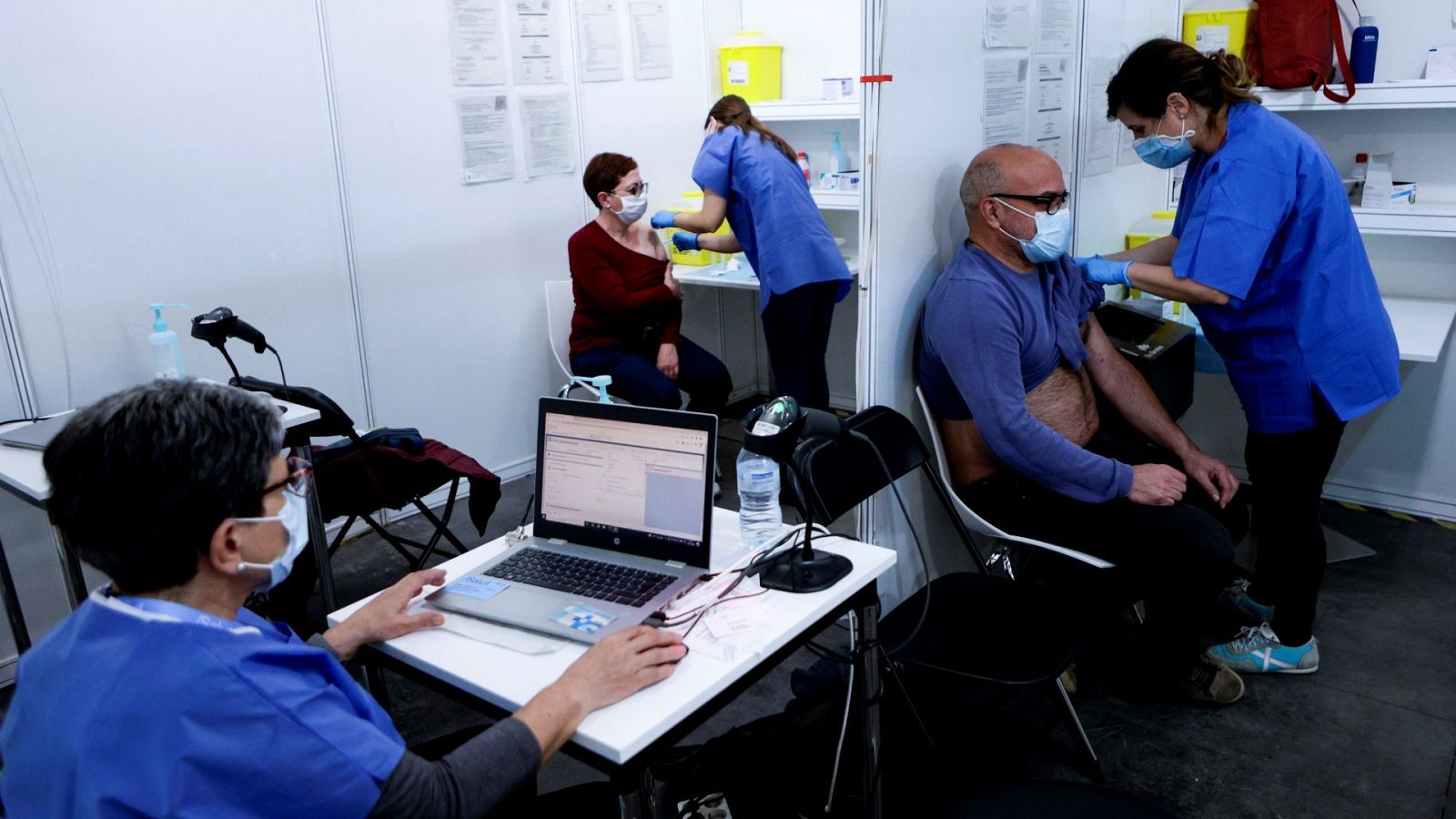 Varios ciudadanos se disponen a recibir la dosis de refuerzo en el centro de vacunación de la Fira de Barcelona 