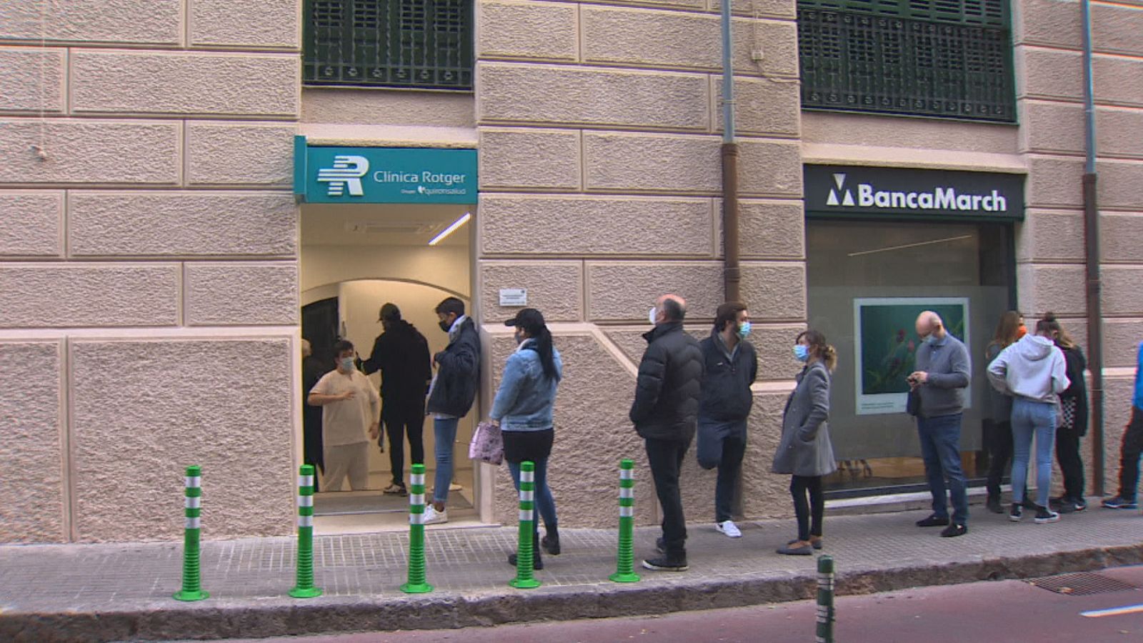 Desenes de persones esperen per fer-se una PCR a Palma