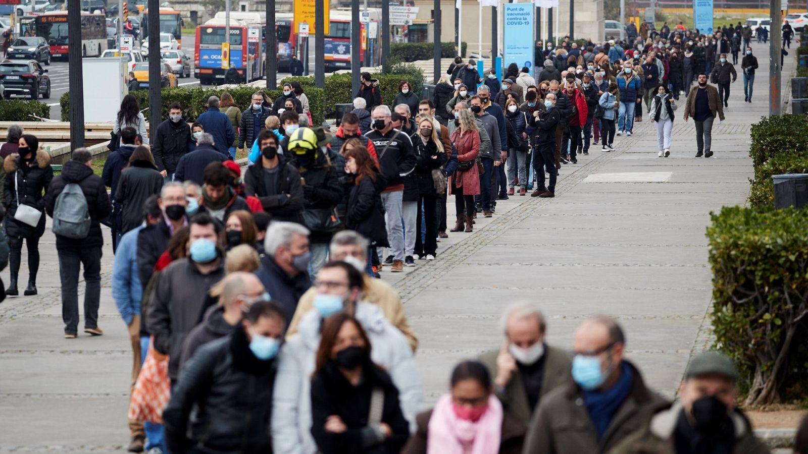 Colas de personas que esperan a vacunarse contra la COVID-19 en la Fira de Barcelona