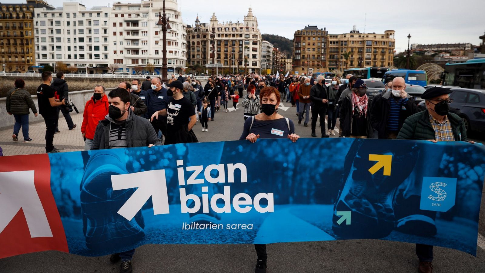 La red de apoyo a los presos de ETA SARE durante una marcha ciclista en San Sebastián