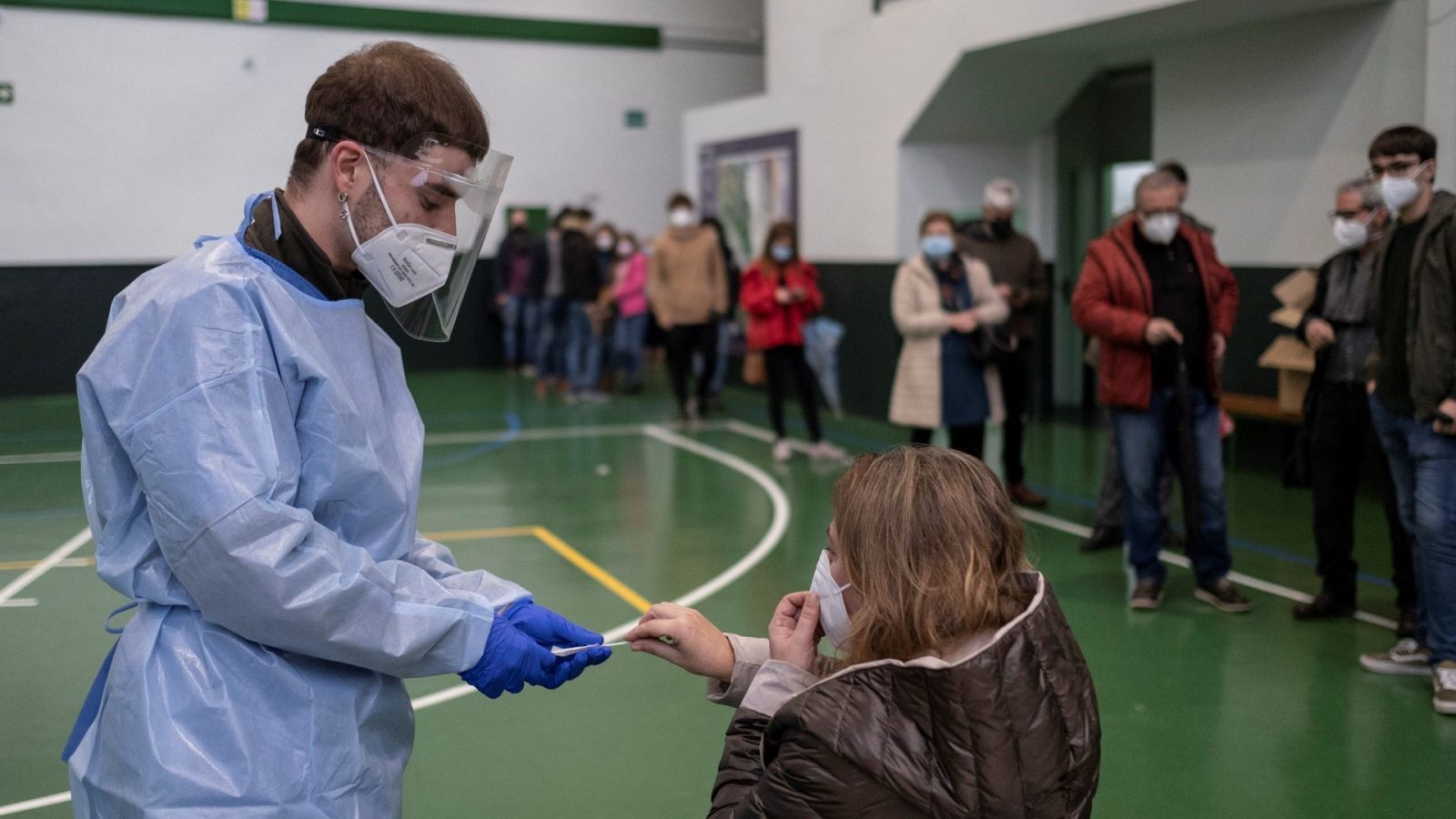 Personal sanitario realiza este viernes test de antígenos en saliva en la Casa da Xuventude, en Orense