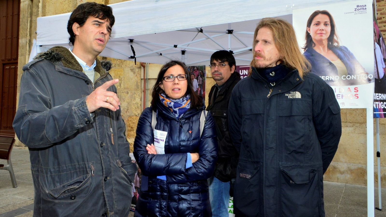 El coordinador de IU Castilla y León, Juan Gascón (i), y el coordinador de Podemos, Pablo Fernández (d), junto a Rosa Zurita (c)