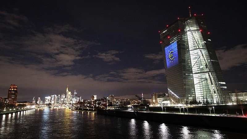 El Banco Central Europeo (BCE) con el símbolo del euro iluminado en su fachada