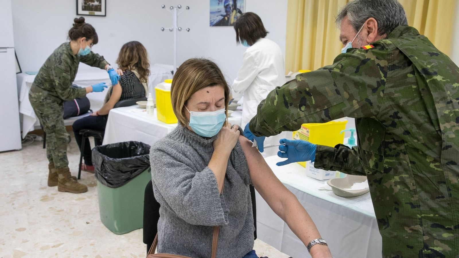 Varios militares colaboran en el proceso de vacunación contra la covid-19 en el Hospital General de la Defensa de Zaragoza