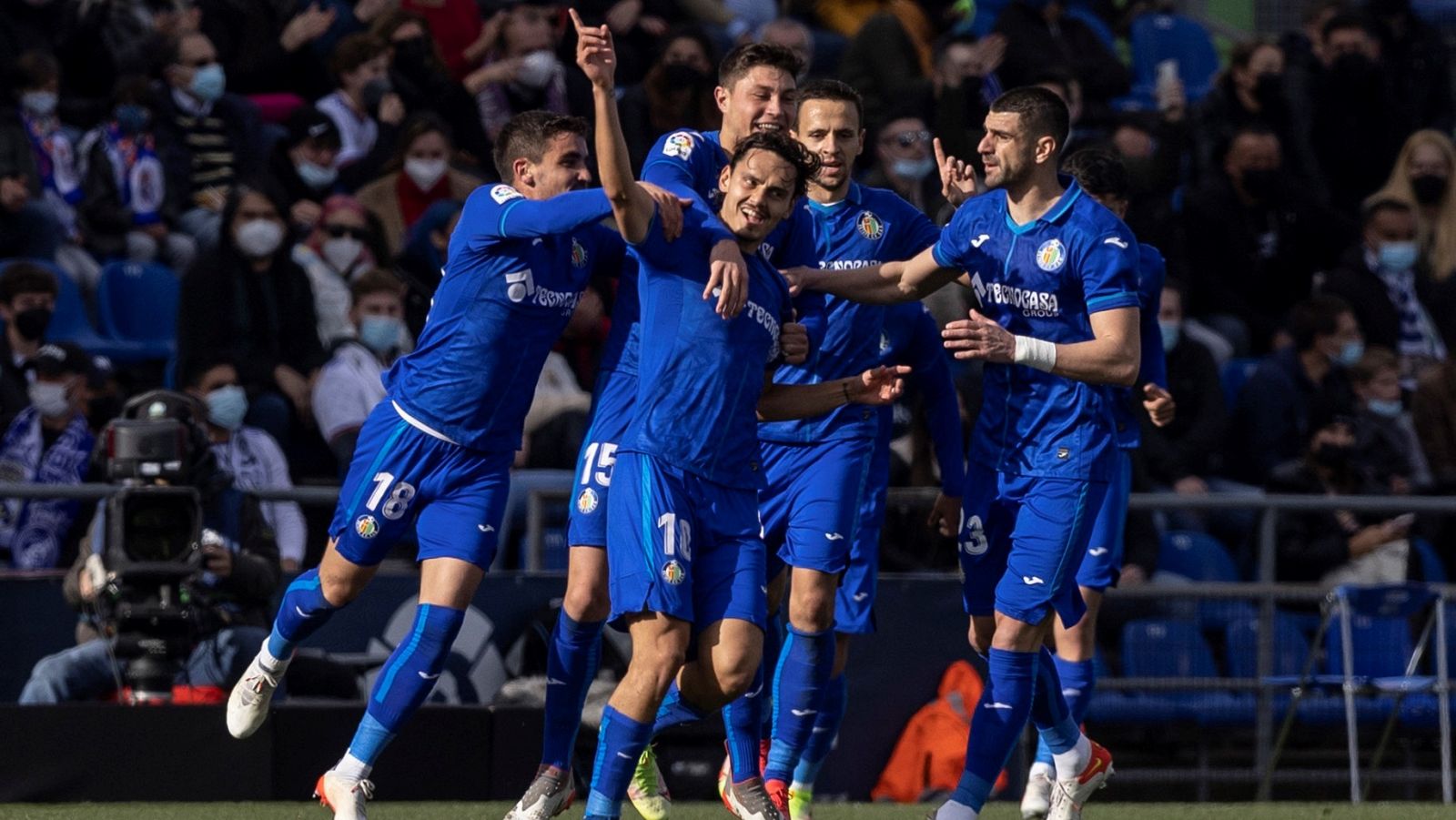 Los jugadores del Getafe celebran el gol de Unal ante el Real Madrid.