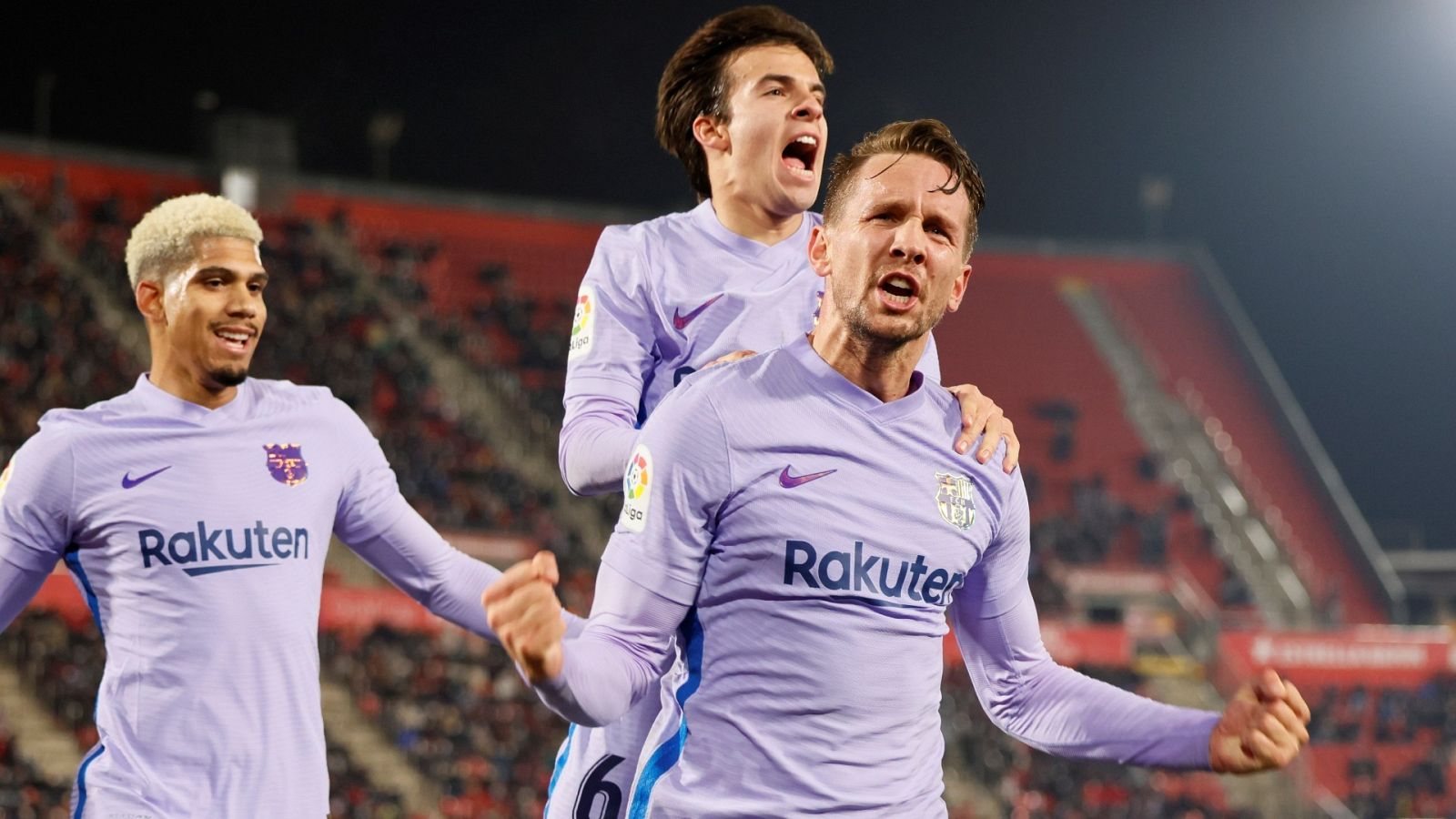 El delantero del FC Barcelona Luuk de Jong (d) celebra con sus compañeros su gol ante el RCD Mallorca.
