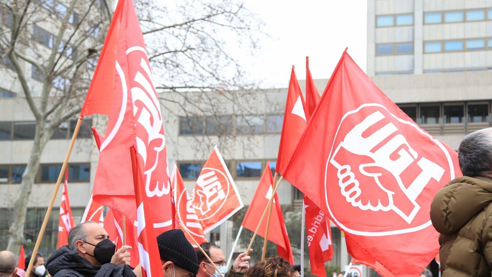 Pancartas rojas con el logo de UGT en una manifestación