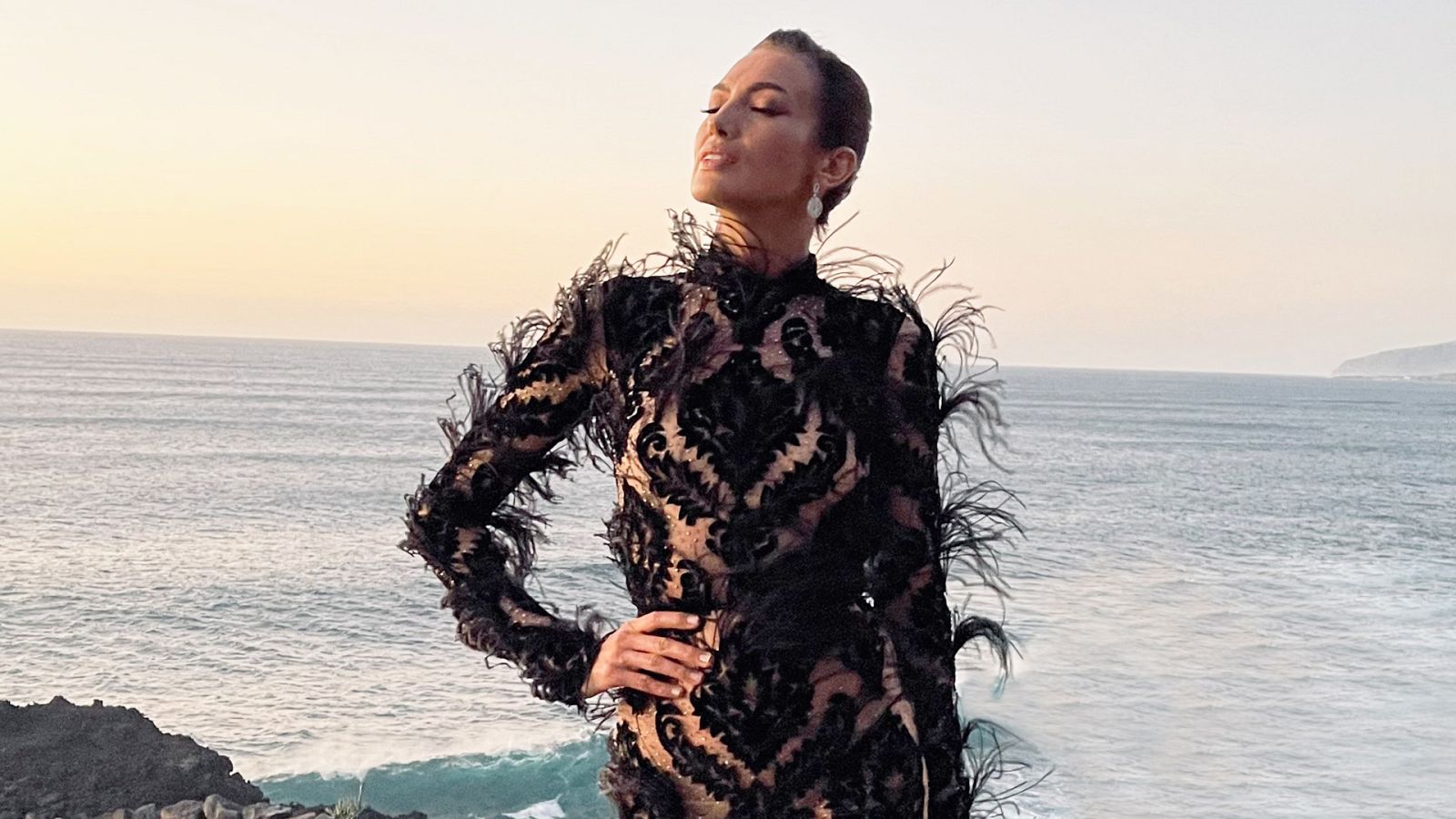 Nieves Álvarez posa en La Palma con este fabuloso vestido de Nicolás Montenegro