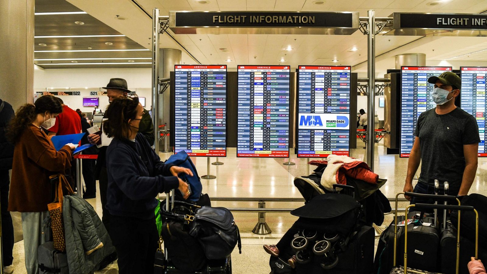 Viajeros en el aeropuerto internacional de Miami, Florida