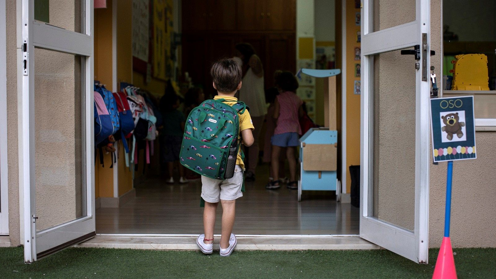 Un niño espera para entrar al aula durante el inicio del curso escolar, en Valencia