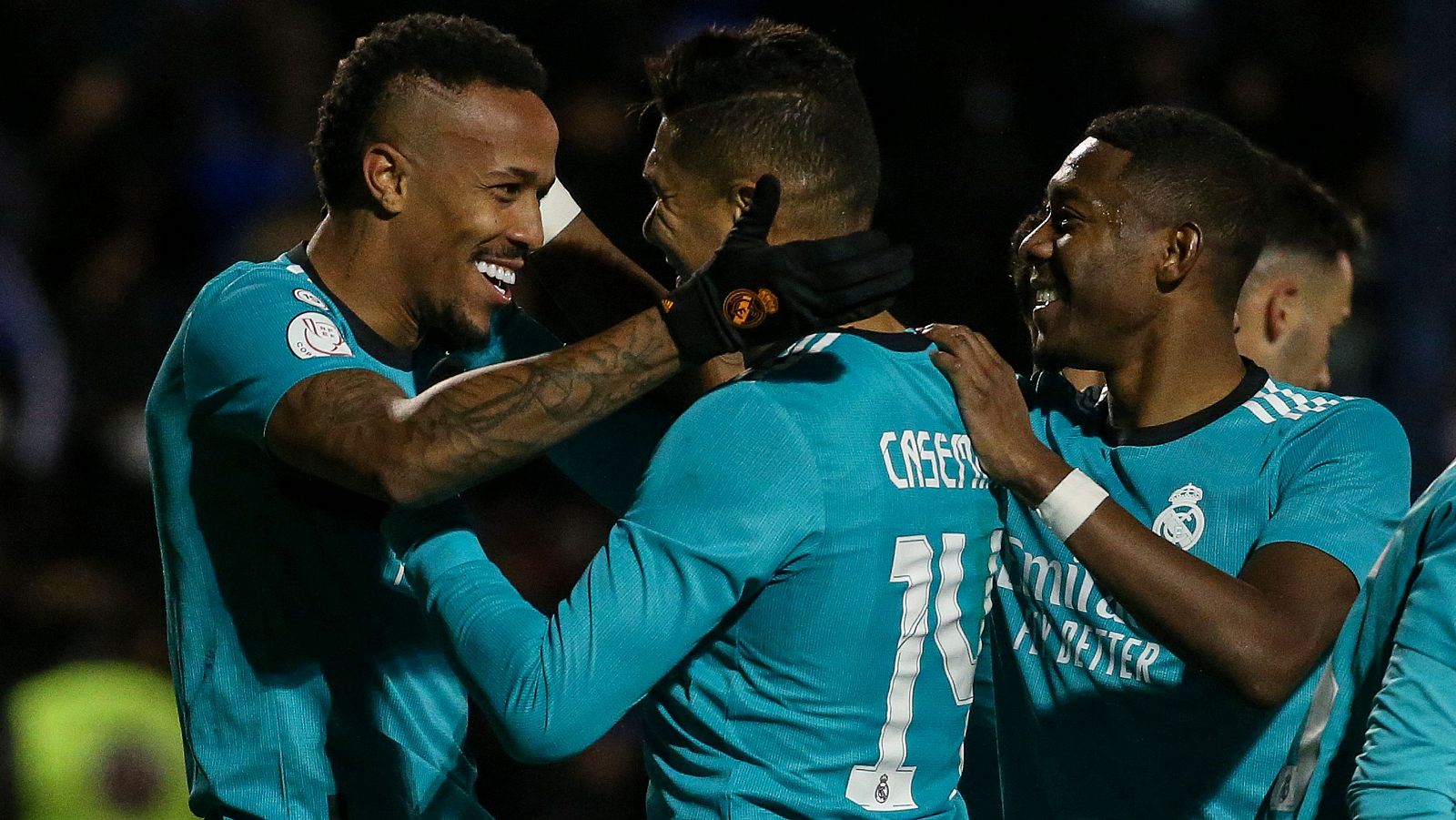 Militao celebra con sus compañeros el primer gol del partido