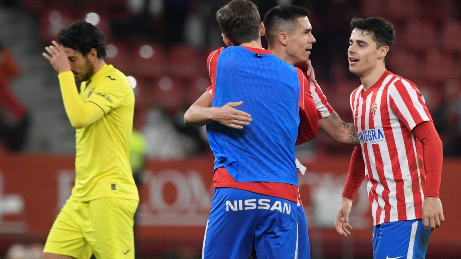 Los jugadores del Sporting de Gijón celebran la victoria ante el Villarreal.