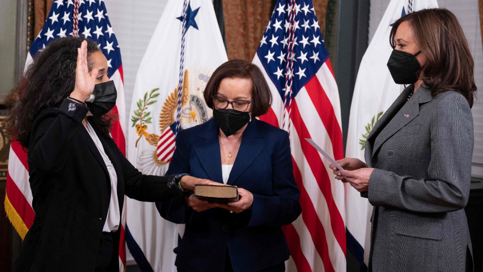 Una imagen de Julissa Reynoso (i) jurando su cargo como nueva embajadora de EE.UU. en España y Andorra ante la vicepresidenta estadounidense, Kamala Harris.