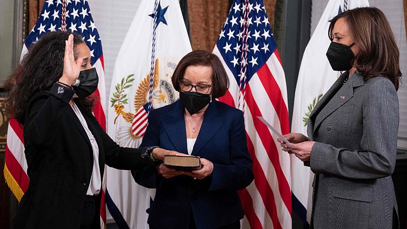 Una imagen de Julissa Reynoso (i) jurando su cargo como nueva embajadora de EE.UU. en España y Andorra ante la vicepresidenta estadounidense, Kamala Harris.