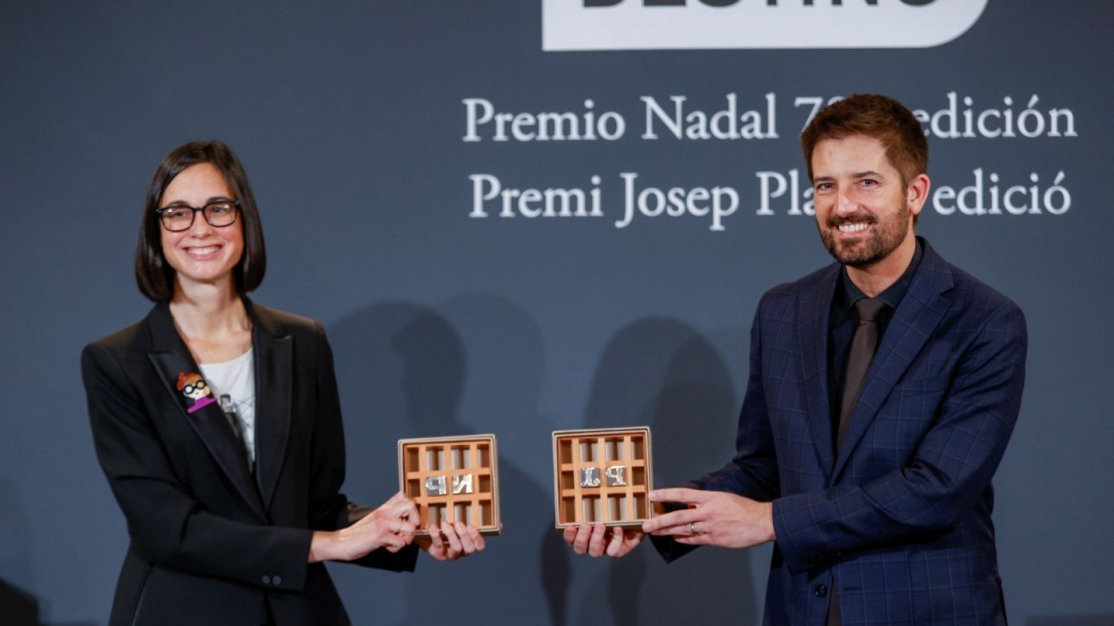 Inés Martín Rodrigo, guanyadora del Premi Nadal, i en Toni Cruanyes, guardonat amb el Josep Pla