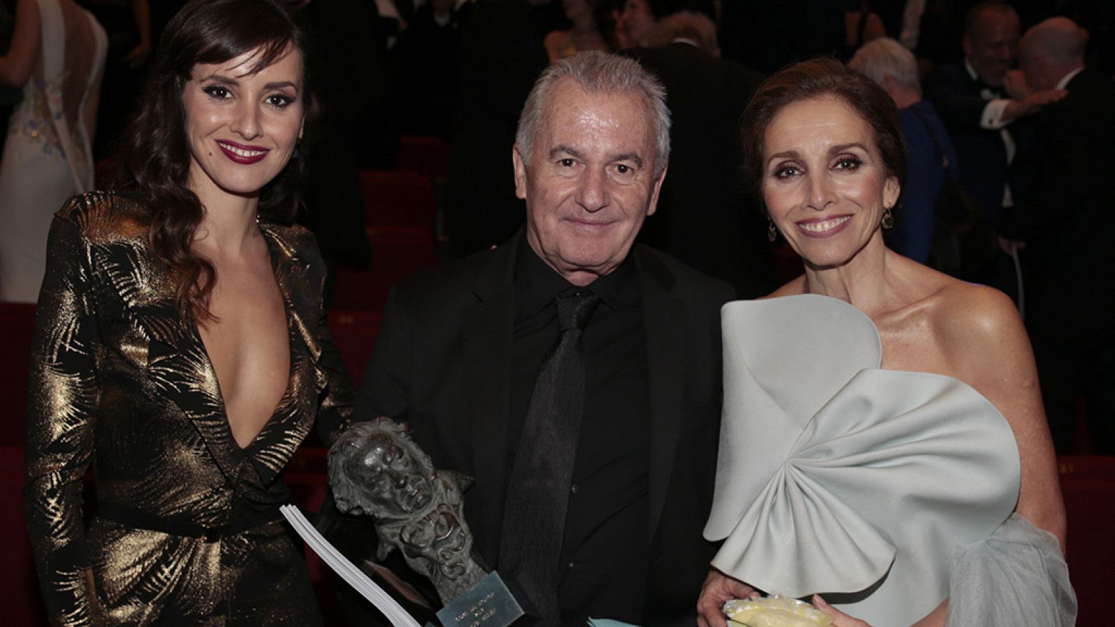 Víctor Manuel y Ana Belén junto a su hija Marina en la gala de los Goya (2017)