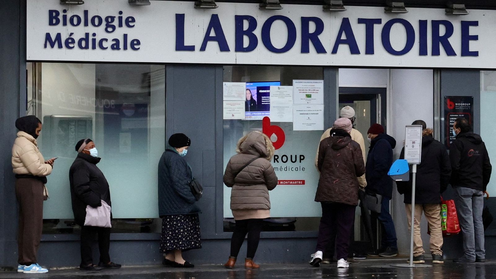 Un grupo de personas hace cola para someterese a un test de COVID-29 en un laboratorio de París.