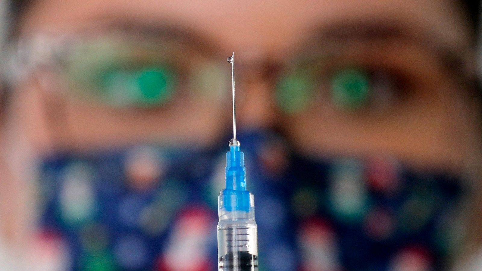 Una sanitaria prepara una dosis de la vacuna en Santiago, Chile