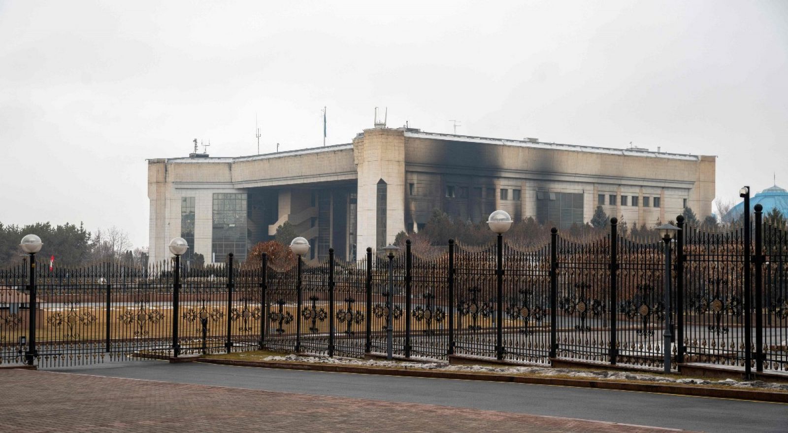 Un edificio administrativo incendiado en el centro de Almaty, en Kazajistán