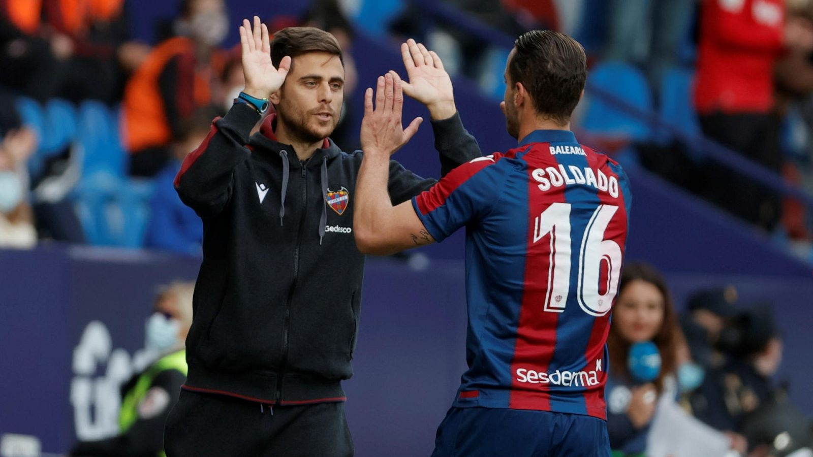 El delantero del Levante Roberto Soldado (d) celebra el gol marcado al Mallorca con su entrenador Alessio Lisci (i) 