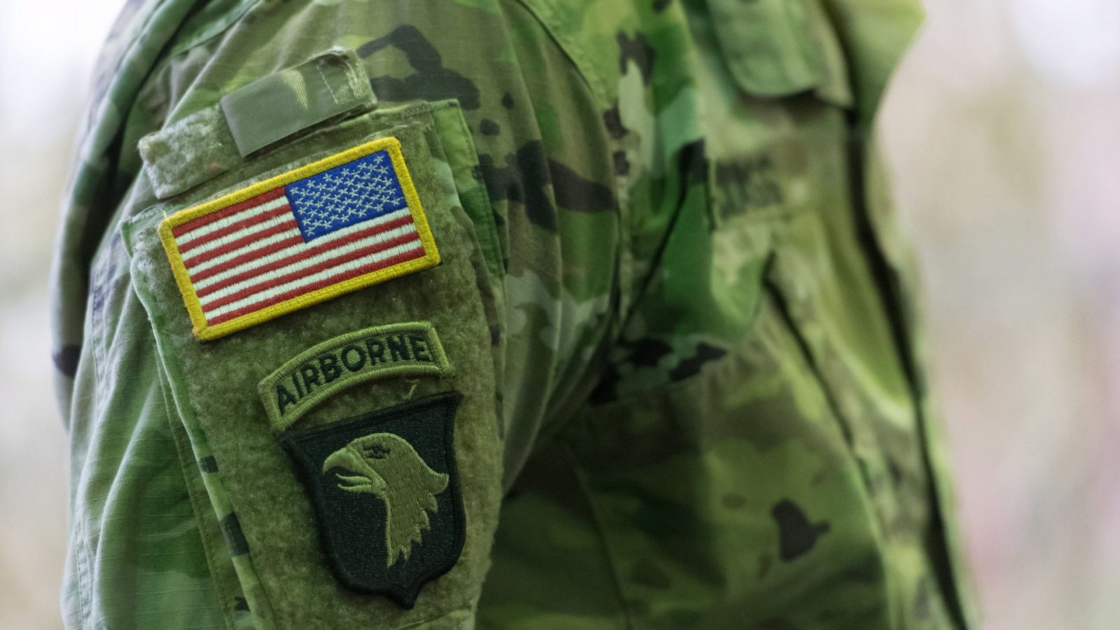 Un soldado asiste al cambio de guardia en el centro de las Fuerzas Estadounidenses de Tierra en Europa, en Poznan (Polonia)