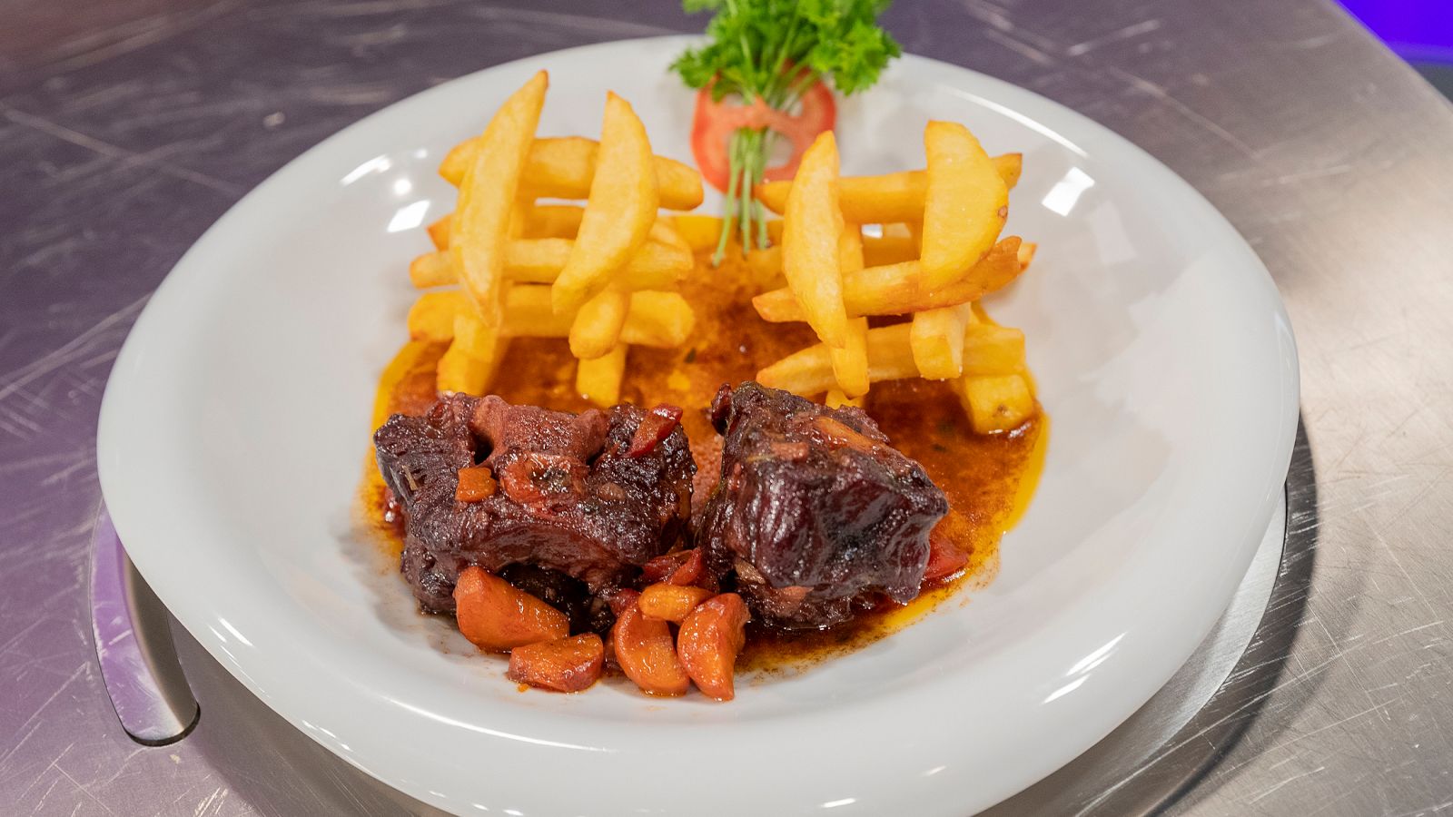 Receta de rabo de toro con patatas fritas de 'Spanish king'