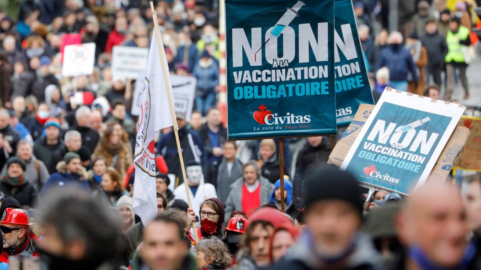 Decenas de personas participan en una marcha contra las restricciones en el centro de Bruselas.