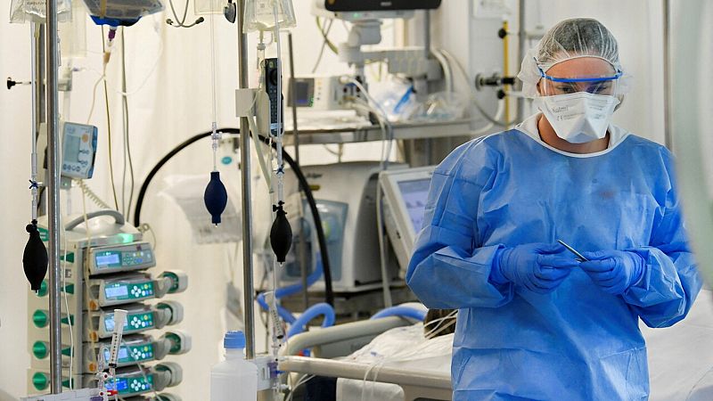 Miembro del personal médico en una unidad de COVID-19 en el hospital de Maastricht, Bélgica. REUTERS/Piroschka van de Wouw