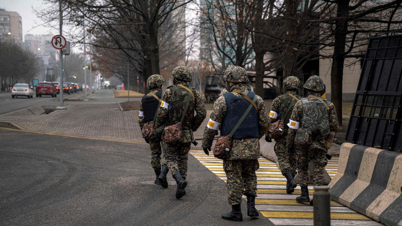 Soldados kazajos patrullan por una calle en Almaty