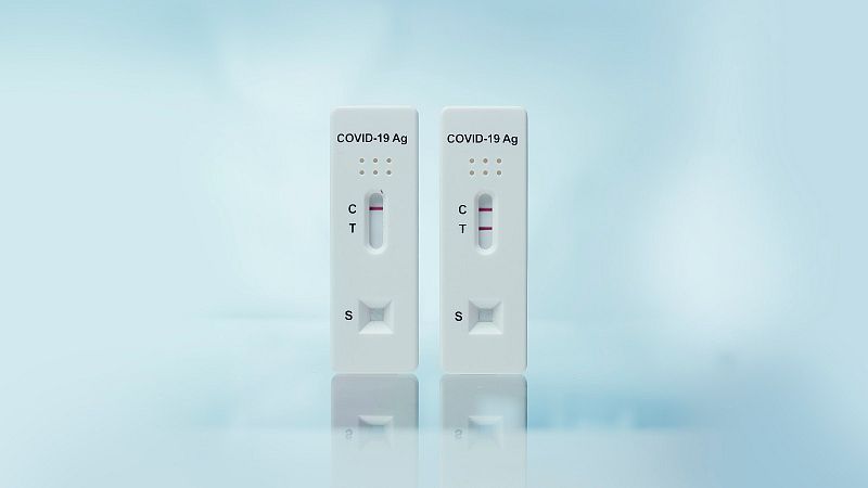 Un test de antígenos negativo y otro positivo, en una imagen de archivo