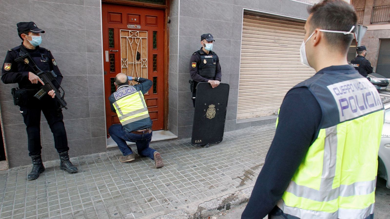 Agentes de la Policía científica recogen información del domicilio dónde ha sido detenido el presunto autor del crimen