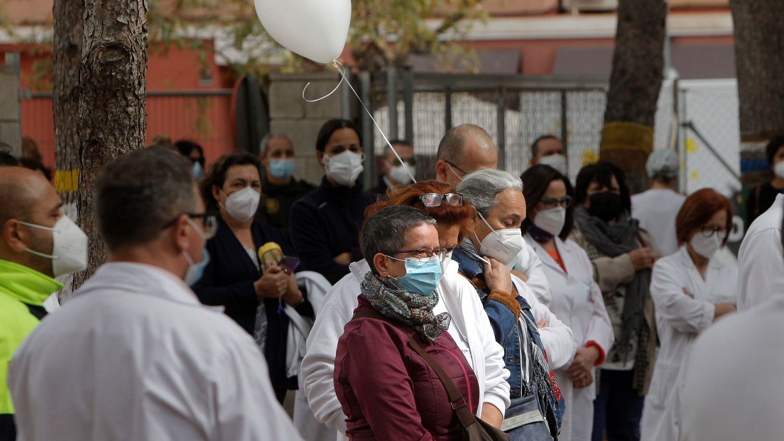 Varias sanitarios se concentran en el Hospital de San Vicente para rendir homenaje a un compañero celador fallecido por COVID-19