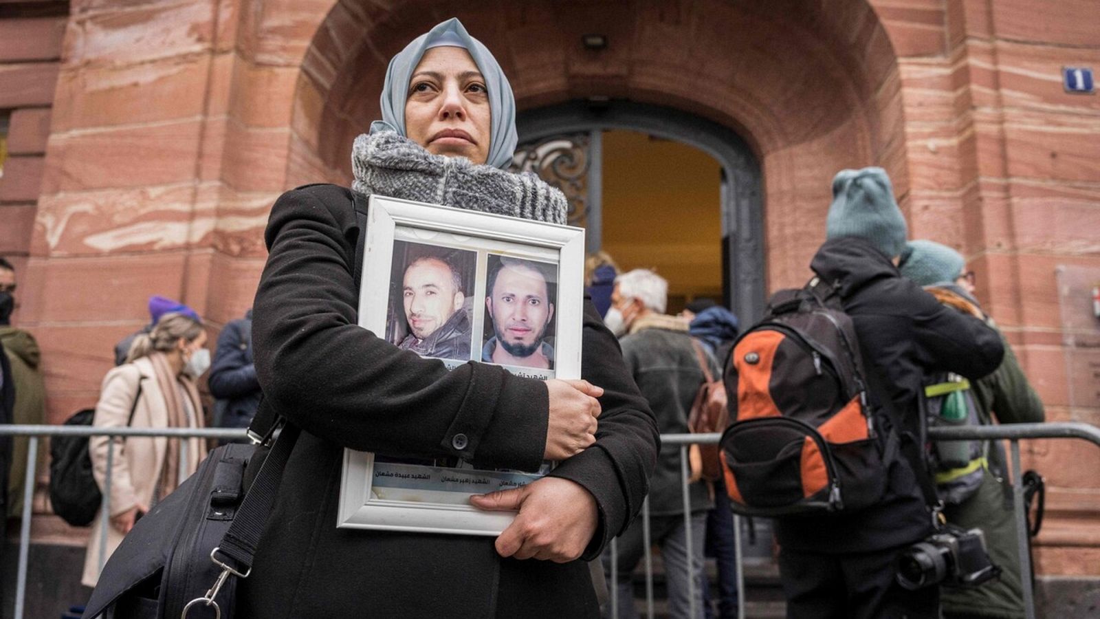 Yasmen Almashan, activista siria, sostiene las fotografías de varias víctimas de la represión mientras espera el resultado del juicio contra el ex alto mando de la inteligencia siria, Anwar Raslan, en Coblenza, Alemania. Foto: Bernd Lauter / AFP