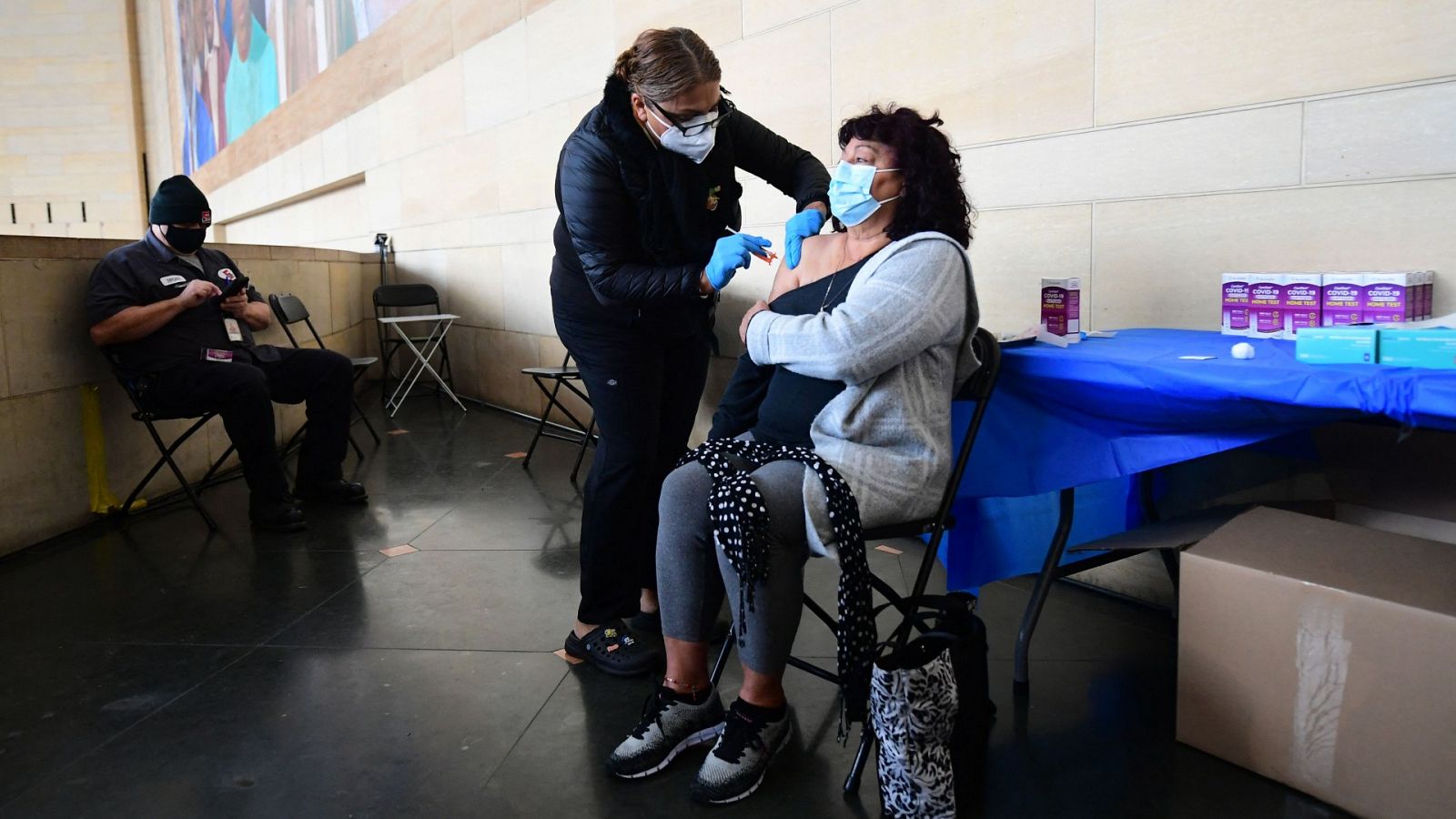 Una mujer recibe la vacuna contra el coronavirus en California