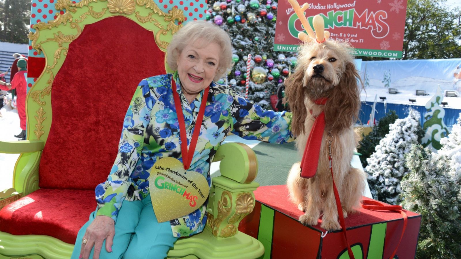 Imagen de archivo de la actriz Betty White junto a un perro en el estreno de una película.