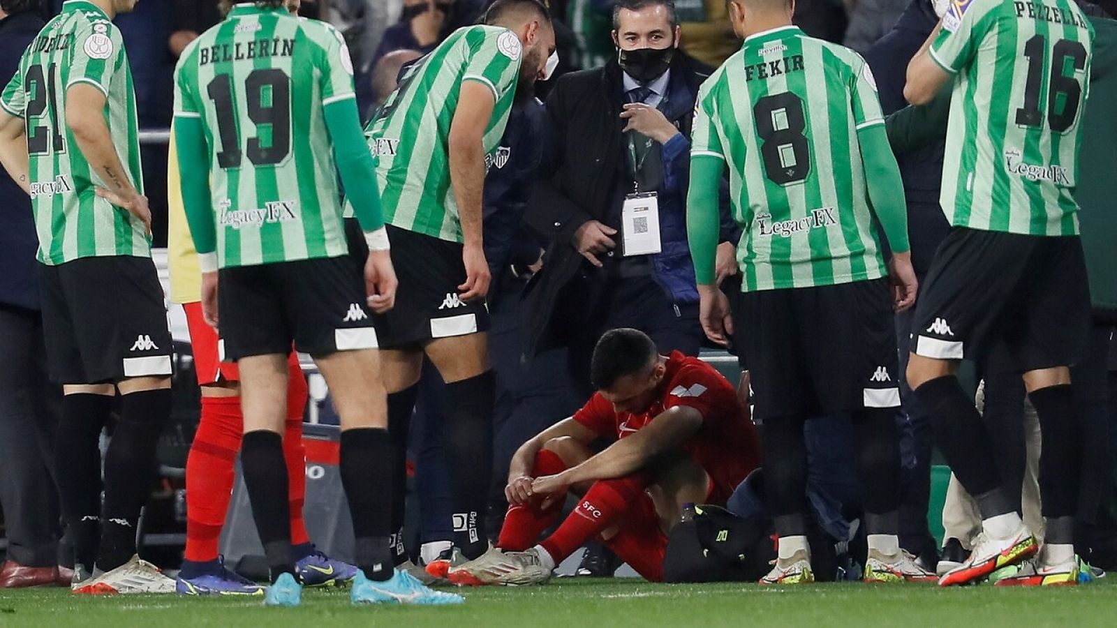 El sevillista Joan Jordán, en el suelo, después de recibir el impacto de un objeto desde la grada en el Betis-Sevilla.