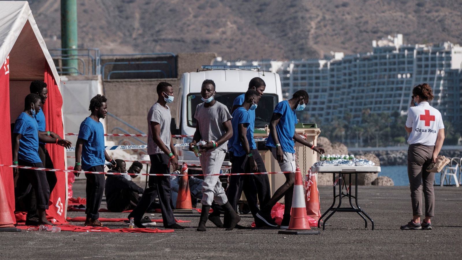 Fotografía fechada el 4 de agosto de 2020 en la que aparecen algunos migrantes llegados al muelle de Arguineguín