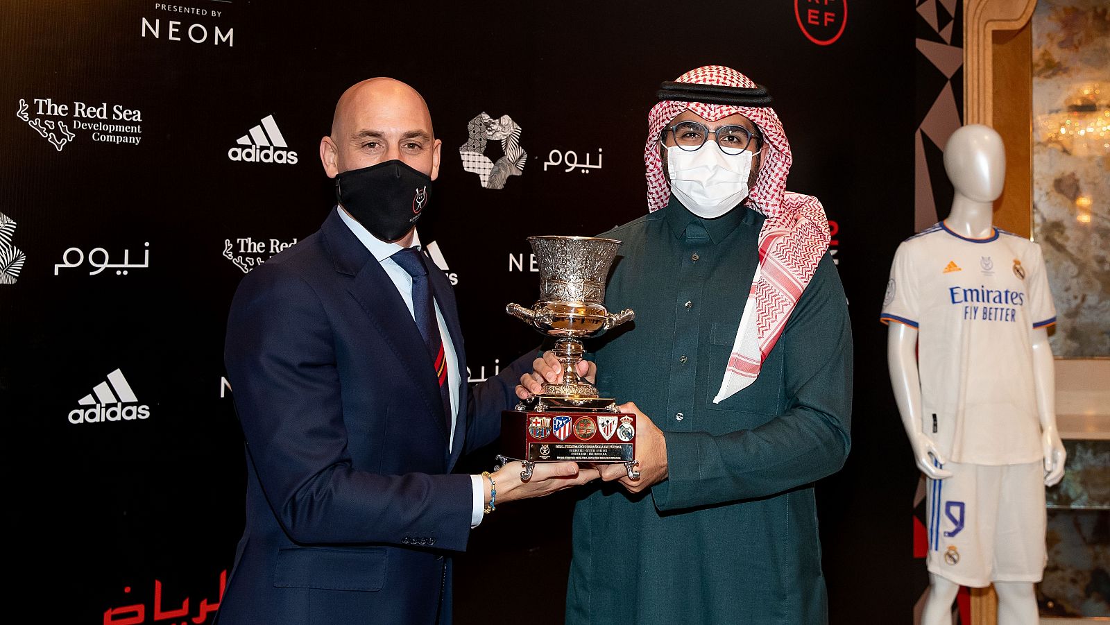 Luis Rubiales y el viceministro de Deportes de Arabia con el trofeo de la Supercopa