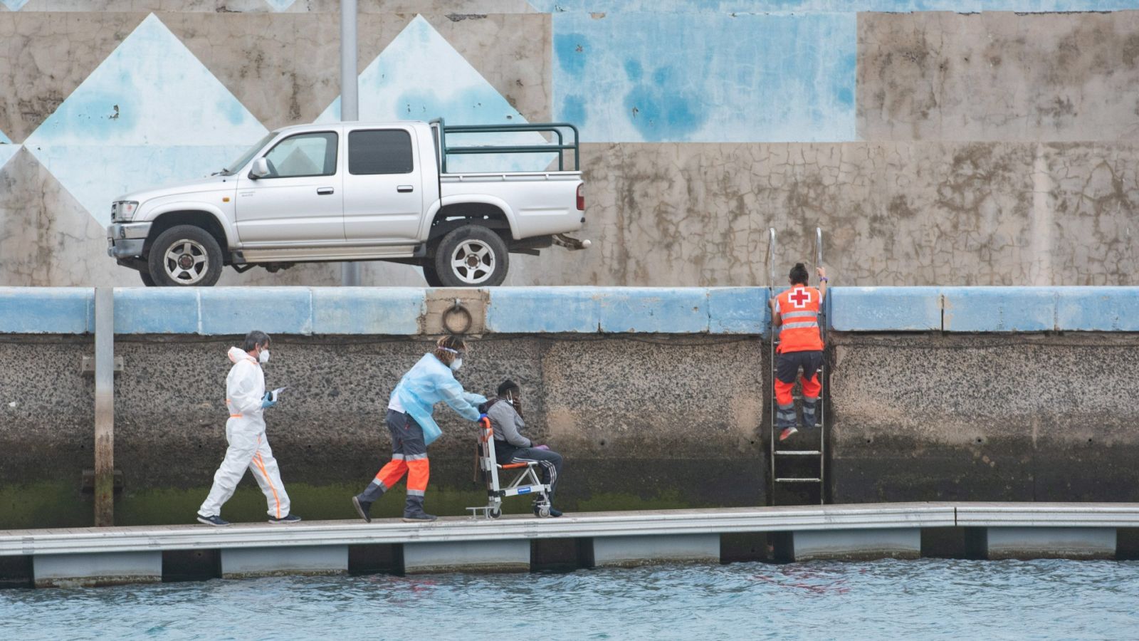La Salvamar Mízar de Salvamento Marítimo traslada al puerto de Gran Tarajal a un migrante rescatado