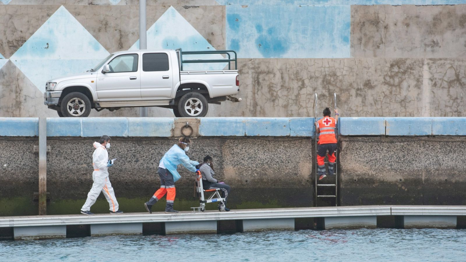 La Salvamar Mízar de Salvamento Marítimo traslada al puerto de Gran Tarajal a un migrante rescatado