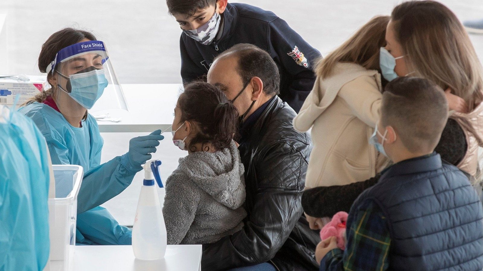 Una sanitaria realiza un test de antígenos a una niña en un cribado en Archena, Murcia.