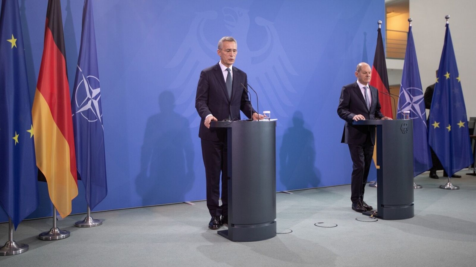 El canciller alemán, Olaf Scholz (derecha) y el secretario general de la OTAN, Jens Stoltenberg, durante la rueda de prensa en Berlín.  EFE/EPA/ANDREAS GORA / POOL