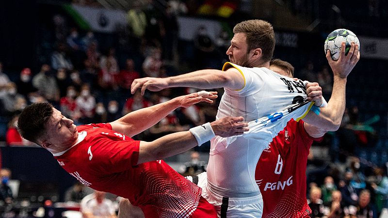 El alemán Sebastian Firnhaber intenta un lanzamiento ante Polonia