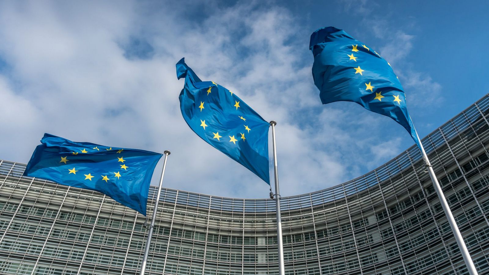 Banderas de la UE ondenando en la sede del Parlamento Europeo en Bruselas