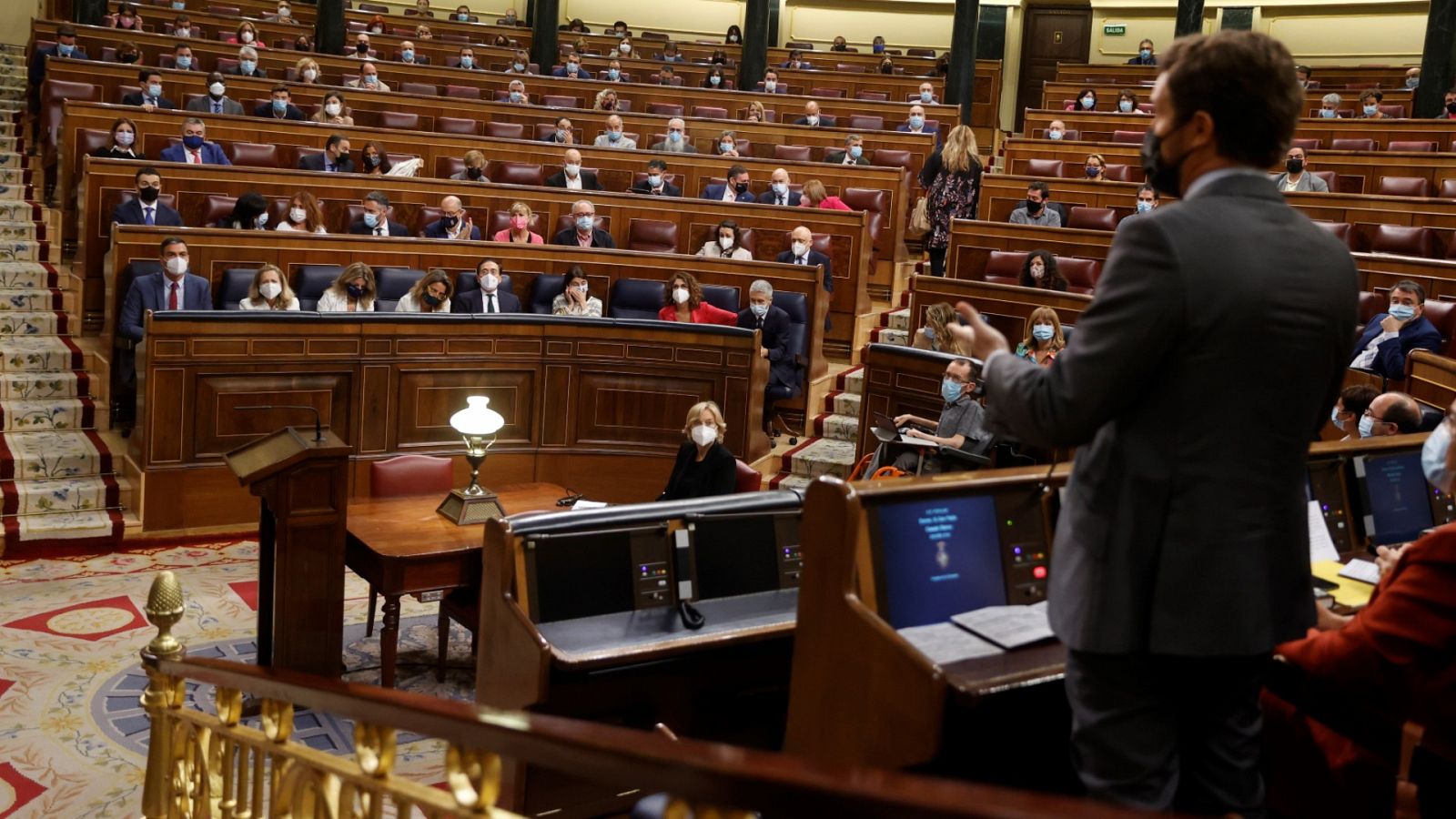 El presidente del PP, Pablo Casado, pregunta al presidente del Gobierno, Pedro Sánchez, en una sesión de control en el Congreso