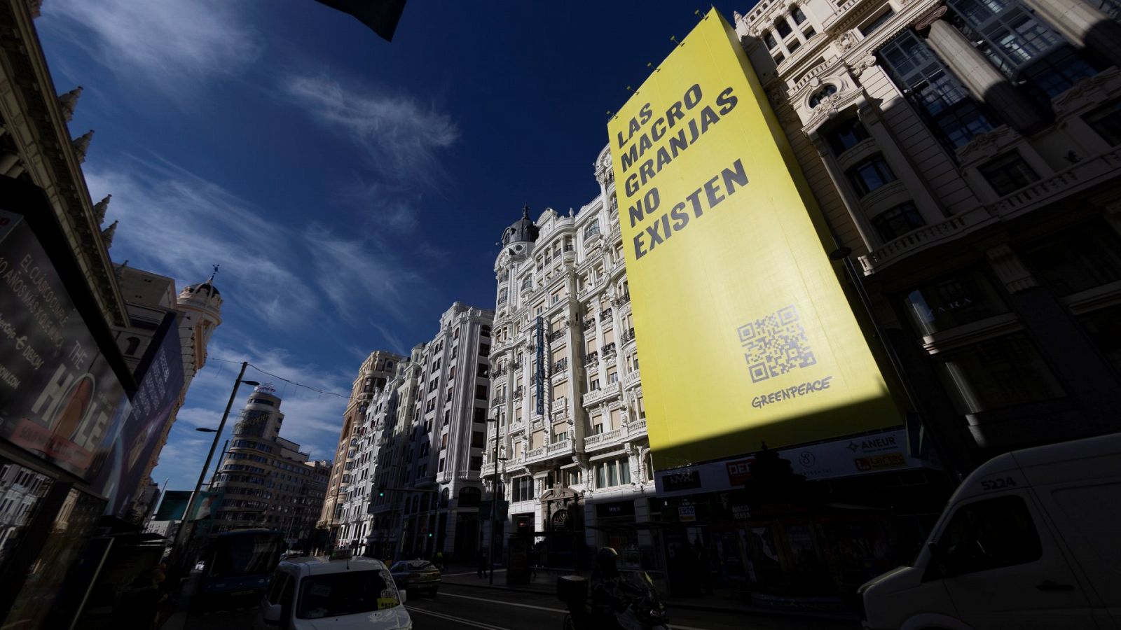 Cartel gigante desplegado en la Gran Vía de Madrid por el grupo ecologista Greenpeace en contra de las macrogranjas