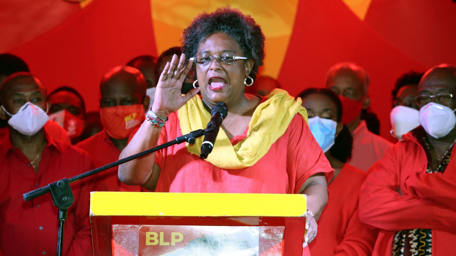La primera ministra de Barbados, Mia Mottley, se dirige a sus seguidores tras la victoria