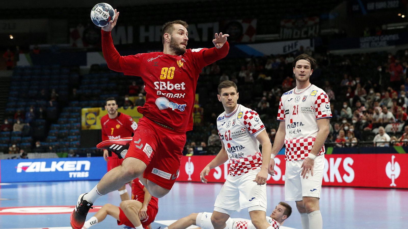 Nemanja Grbovic lanza en el partido contra Croacia.