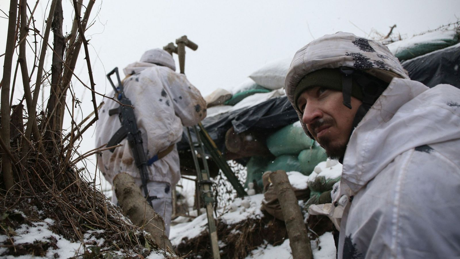 Militares del Ejército ucraniano en una trinchera en la región de Donetsk